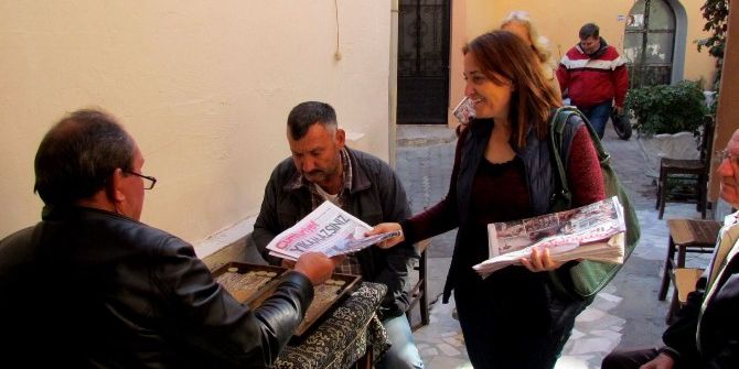 Cumhuriyet Gazetesine Destek İçin Gazete Dağıttılar