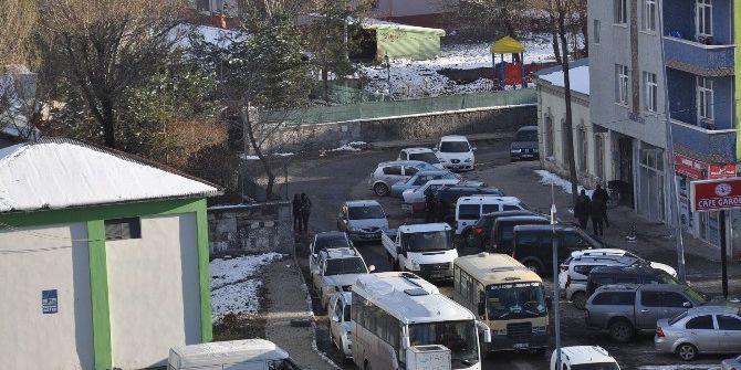Kars’ta Gelişi Güzel Park Edilen Araçlar Trafiği Aksatıyor
