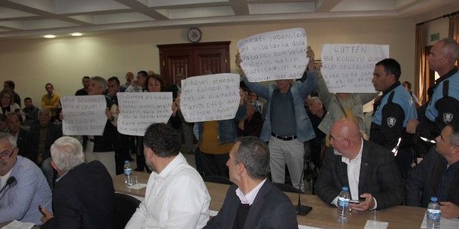 Kuşadası’nda Gergin Belediye Meclis Toplantısı