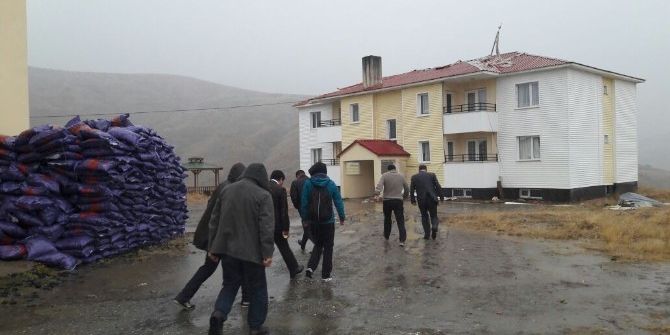 Fırtına Okulların Çatılarını Uçurdu