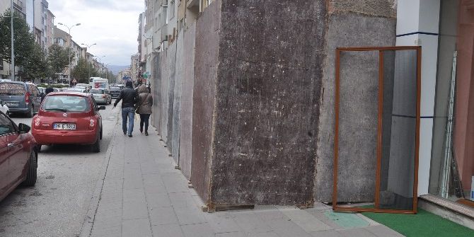 Bozüyük’te Vatandaşlar Kaldırım İşgalinden Şikâyetçi