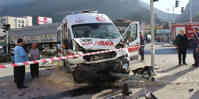 Ambulans İle Ticari Araç Çarpıştı: 7 Yaralı