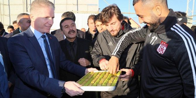 Sivasspor’a Vali Gül’den Baklavalı Ziyaret