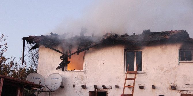 Ahşap Ev Yangında Kül Oldu