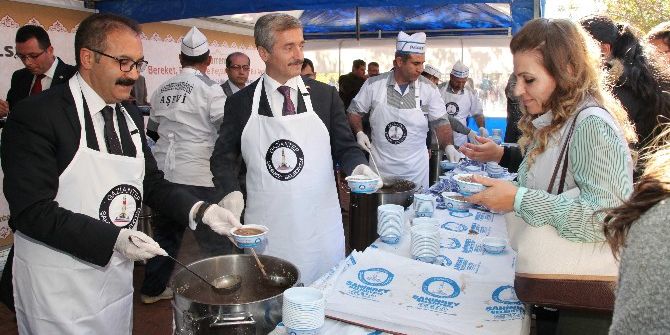 Tahmazoğlu Ve Rektör’den Öğrencilere Aşure Servisi
