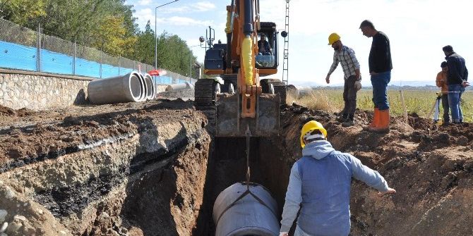 Batman Belediyesi Kanalizasyon Hattı Döşüyor