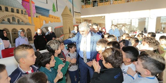 Büyükşehir Belediyesi 8 Bin 500 Öğrenciye Kaynak Kitap Hediye Etti
