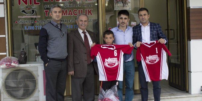 Eğitim Gördüğü Okulunu Unutmadı