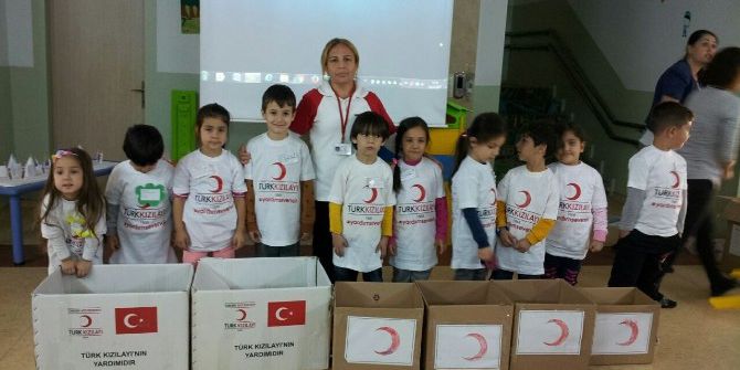 Minik Eller Kızılay’a Bağış Topladı