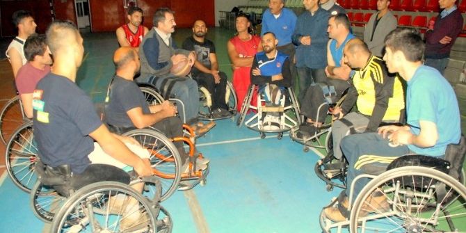 Müdür Ceylani’den Basketbol Takımına Moral Ziyareti