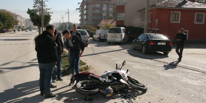 Otomobile Arkadan Çarpan Motosiklet Sürücüsü Yaralandı