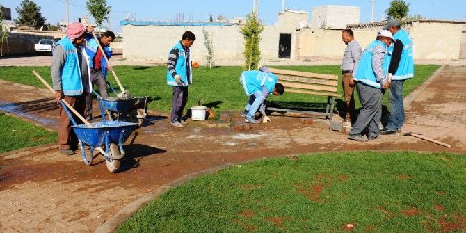 Akçakale’de Parklar Piknik Masaları İle Donatılıyor