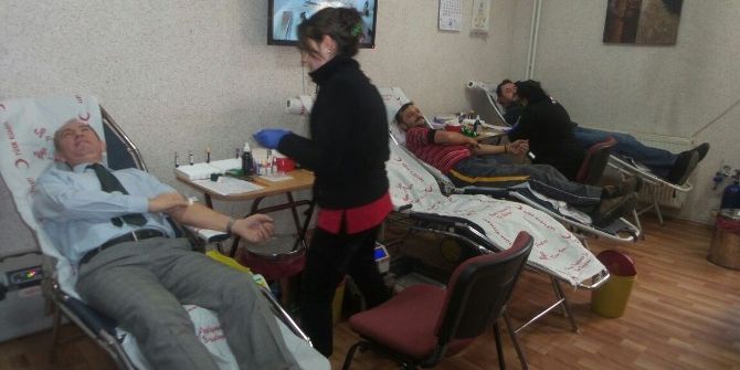 Düzce Namık Kemal İlkokulu Öğretmen Ve Velileri Kan Verdi