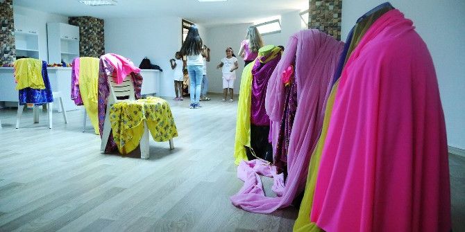 Çağdaş Halk Dansları Topluluğu, Kendi Kostümlerini Tasarlayıp Dikmeye Başladı