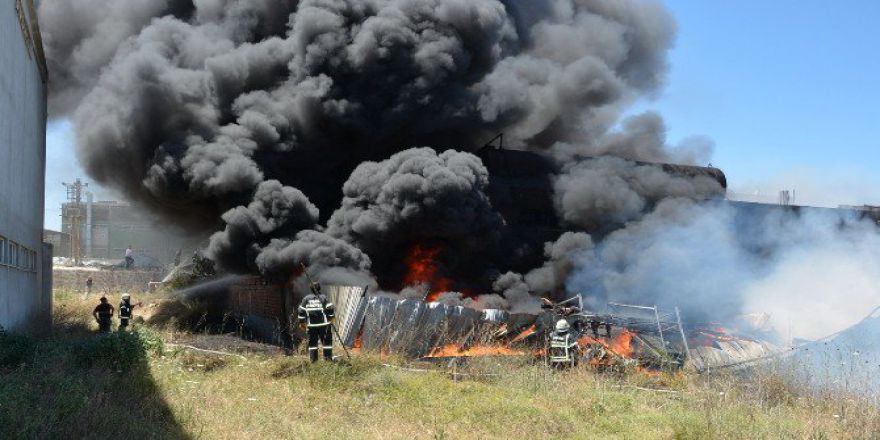 Uşak’ta Korkutan Fabrika Yangını