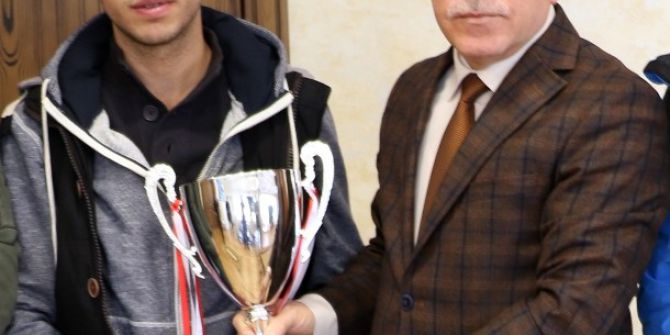 Çim Hokeyi Takımı Kupayı Başkan Sekmen’e Armağan Etti