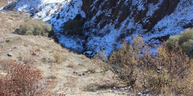 Horasan’da Otomobil Uçuruma Yuvarlandı: 2 Yaralı