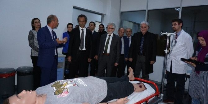 Rektör Özer, İyi Hekimlik Uygulamaları Ve Simülasyon Merkezini Gezdi