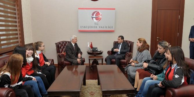 Gagavuzya’dan Gelen Öğrenciler, Vali Çelik’i Ziyaret Etti