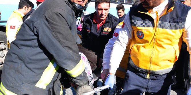 Halk Otobüsünün Altında Kalan Yaşlı Kadın Yaralandı