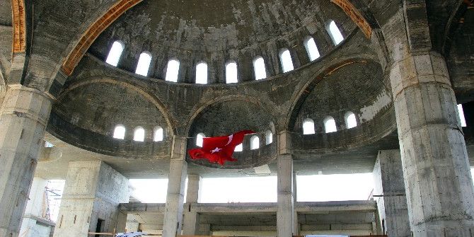 Çomü’ye Yapılan 15 Bin Kişi Kapasiteli Caminin Kaba İnşaatı Tamamlandı