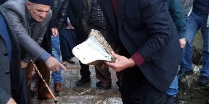 Belediye Kazısında Tarihi Mezarlık Bulundu