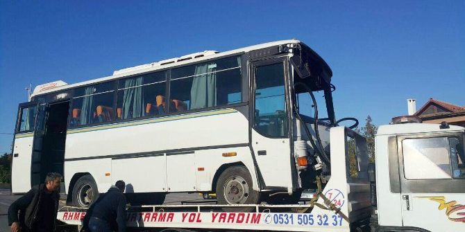 İşçi Servisi Trambüs Direğine Çarptı: 6 Yaralı