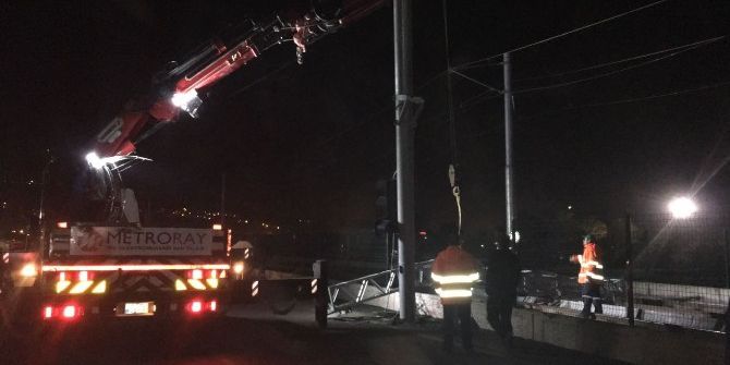 Kamyon Raylı Sistem Enerji Nakil Hattını Kopardı