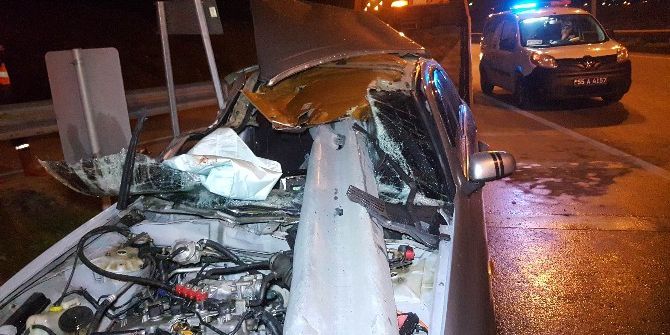 Bariyerin Ok Gibi Saplanıp Hurdaya Dönen Araçtan Sağ Çıktı