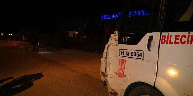 Minibüs Çarpışmanın Etkisiyle Takla Attı: 2 Yaralı