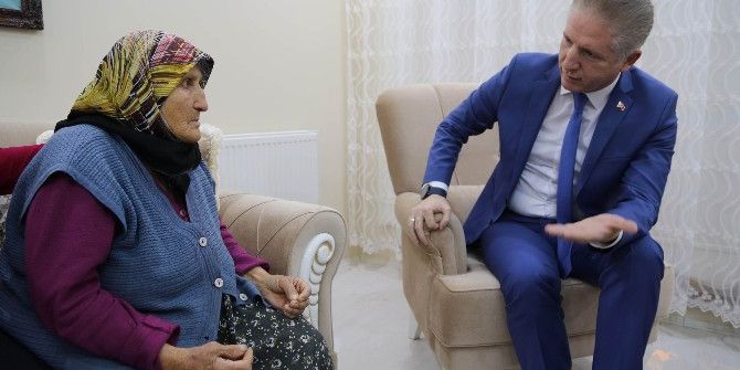 Evinin Önüne Çukur Açılan Emine Teyze’ye Vali Sahip Çıktı