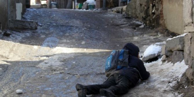 Buz Tutan Yollarda Yürümeye Çalışan Vatandaşlar Düşmekten Kurtulamadı