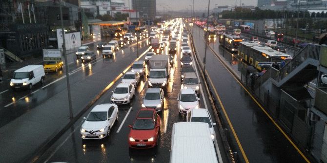 Yağmur İstanbul Trafiğini Kilitledi