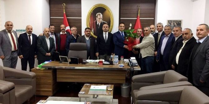 Bornova Belediyesinin Hizmet Ve Projelerine Plaketli Teşekkür