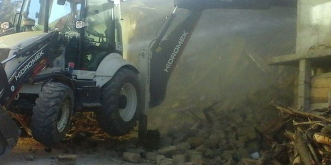 Pazarlar’da Metruk Binalar Yıkılıyor