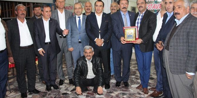 Kahta’da İstihdam Sağlayan İş Adamına Muhtarlardan Plaket