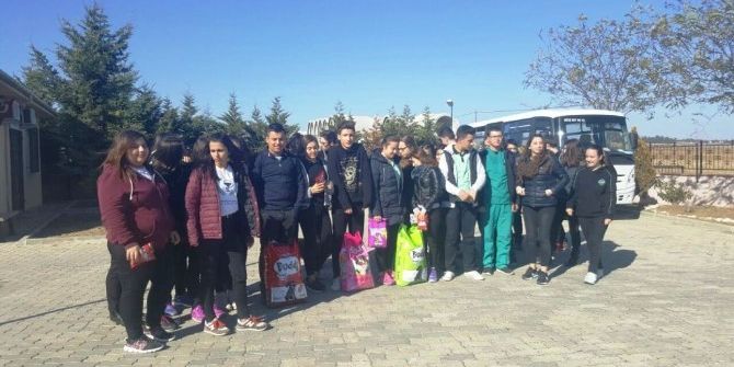 Öğrencilerin Hayvan Bakımevi Gezisi