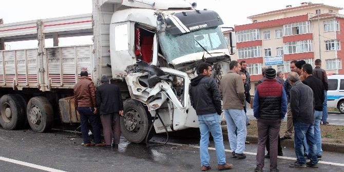 Tekirdağ’da Kamyon Tır’a Çarptı: 1 Yaralı