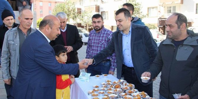 Eczacılar Odası Cuma Namazı Sonrasında Vatandaşlara Tatlı İkram Etti