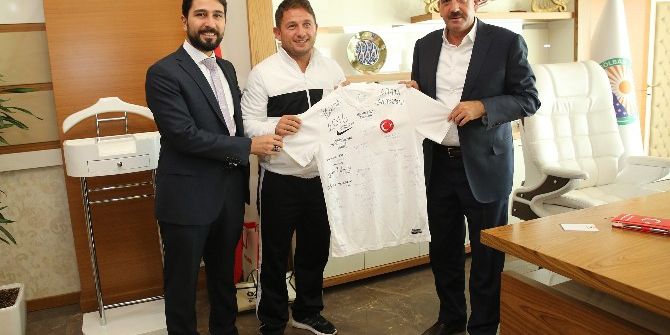 Dünya Şampiyonu Takımdan Duruay’a İmzalı Forma