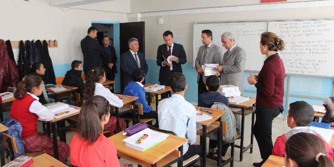 Samsat’ta Öğrencilere Kitap Yardımı Yapıldı