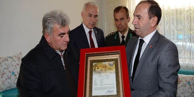 Şehit Uzman Çavuş Karakuş’un Ailesine Şehadet Belgesi Verildi