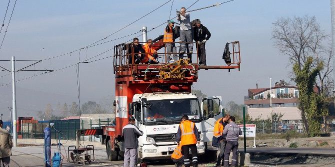 Kamyonun Zarar Verdiği Raylı Sistem Hattı Onarılıyor