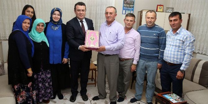 Taşçı’dan Hacılara Kur’an Ve Türk Bayrağı