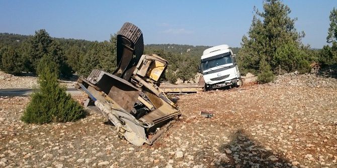 Tır, Üzerindeki İş Makinesiyle Kaza Yaptı