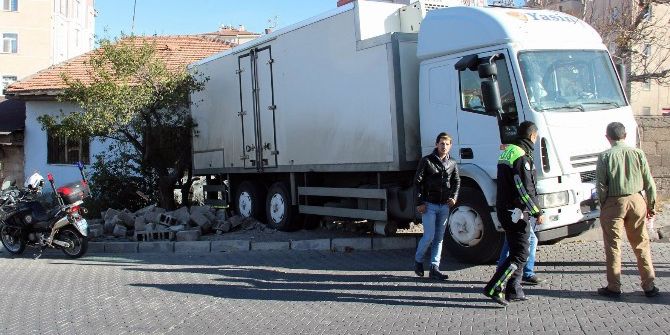 Freni Boşalan Kamyon Evin Bahçesine Girdi