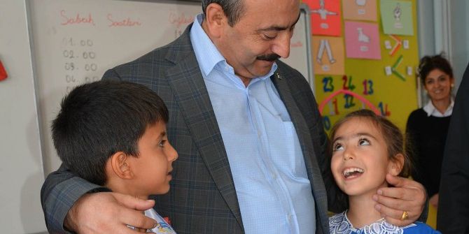 Başkan Arpacı, Kendine Mektup Yazan Minik Öğrencileri Ziyaret Etti