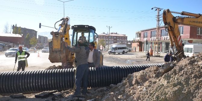 Yüksekova’da Zarar Gören Yollar Onarılıyor