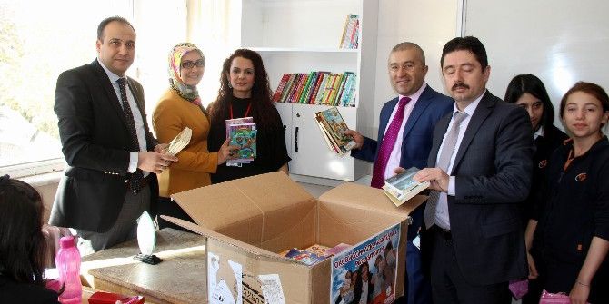 Özel Tekden Ortaokulu’ndan Kardeş Rauf Denktaş Ortaokulu’na 4 Bin Kitap Hediye