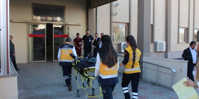 Motosiklet İle Otomobil Çarpıştı: 1 Yaralı